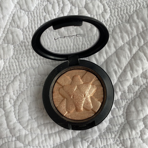 ⬇️ MAC Whisper of Gilt highlighter - Picture 2 of 4